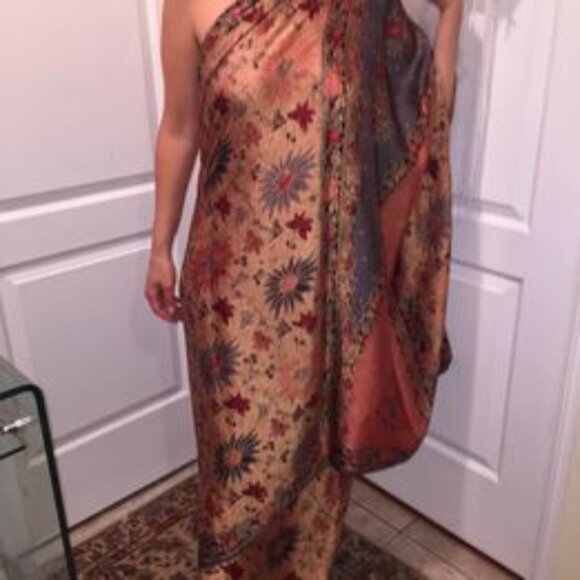 Hand Woven in Bali silk wrap - Picture 8 of 9